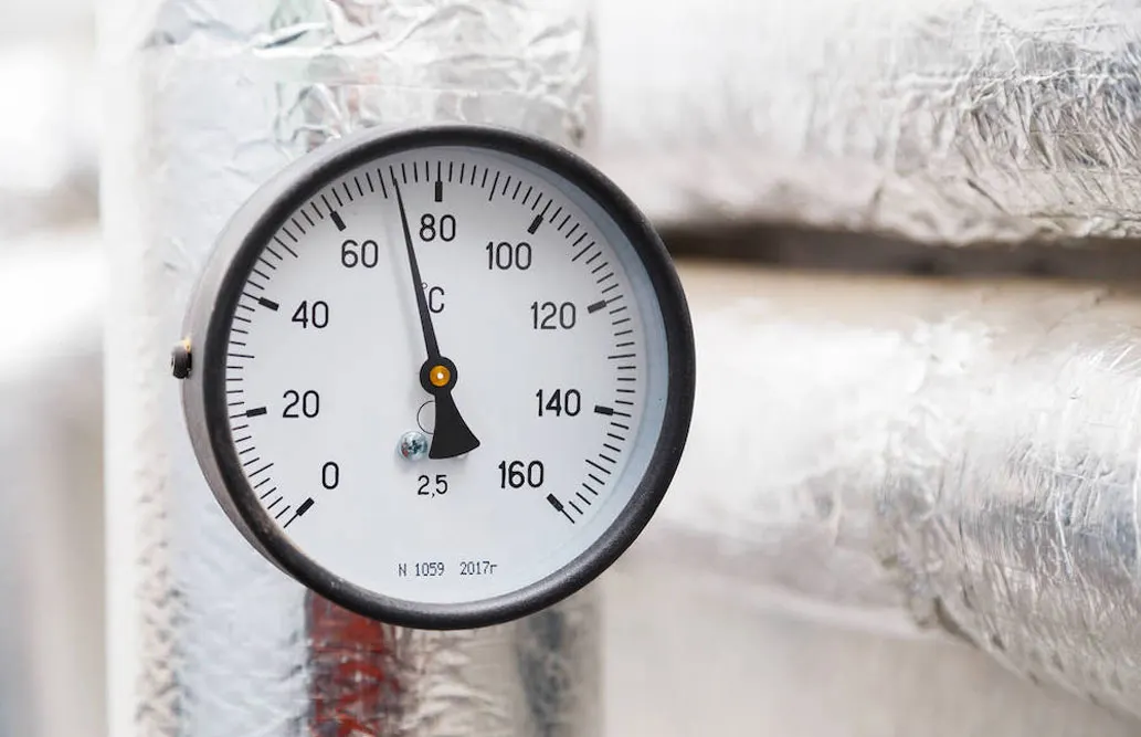 thermometer-in-pipeline-system-industry-focus-clos_1033x667